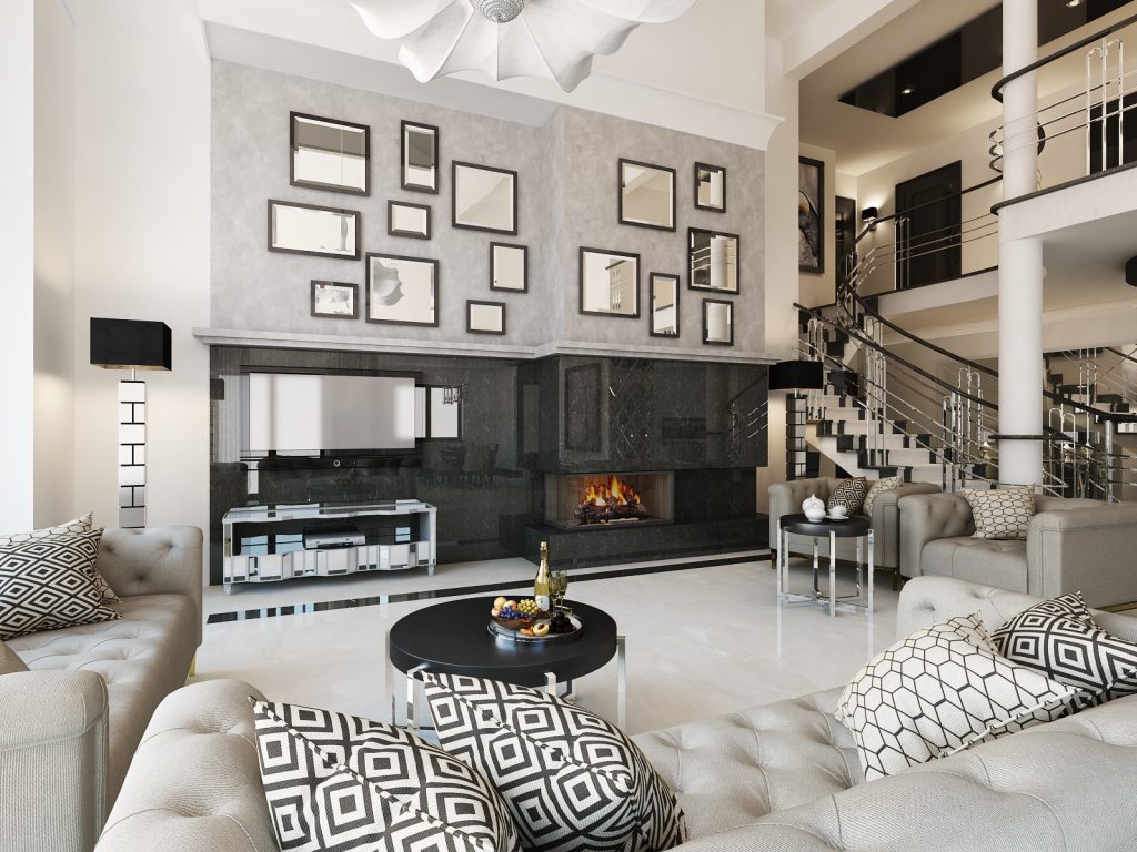 Styl glamour we wnętrzach domu. Obszerny salon ze ścianą z kominkiem wykończony kamieniem naturalnym. Nad kominkiem ozdobne lustra. 