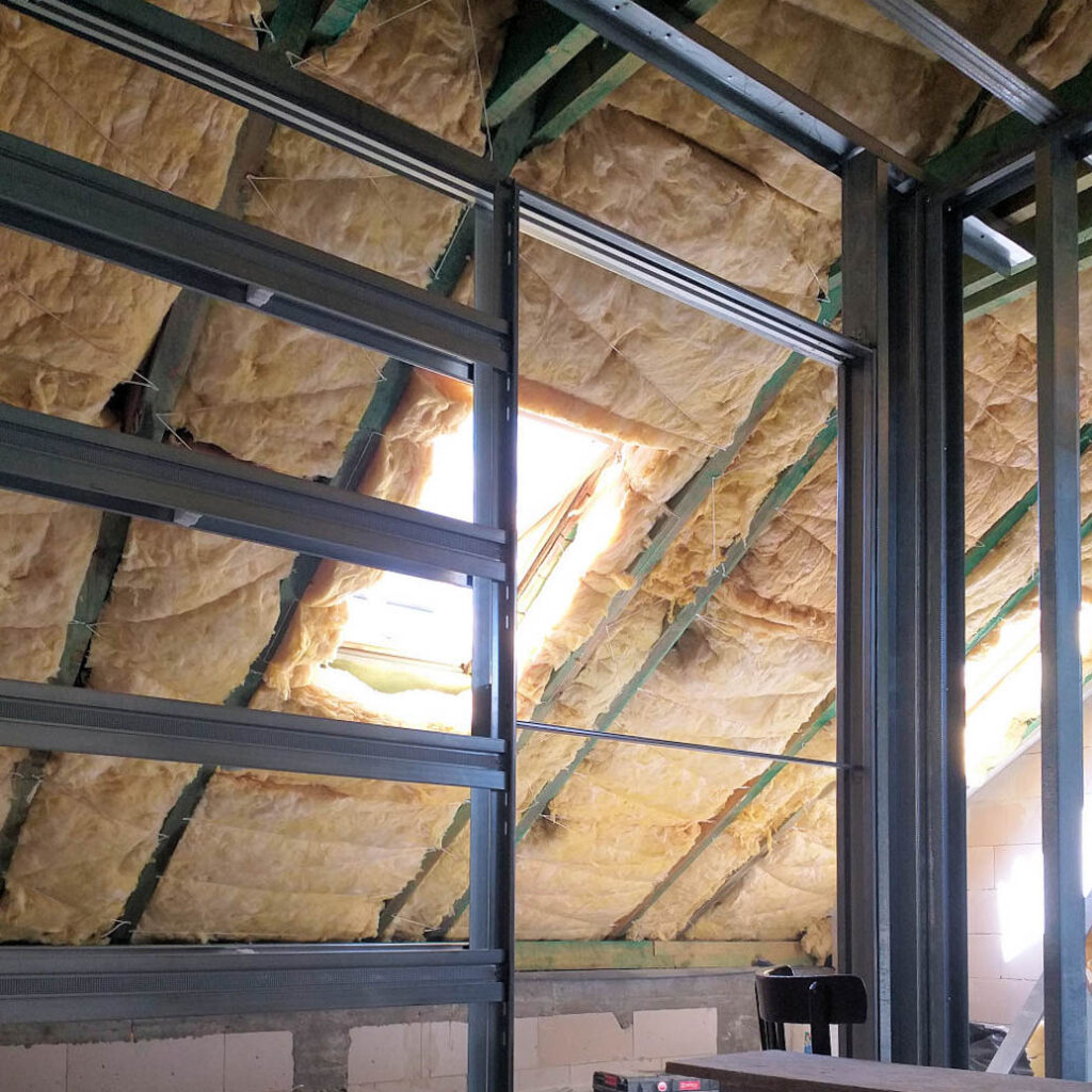 Adaptacja poddasza na cele mieszkaniowe ocieplenie wełną mineralną