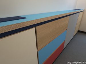 Kolorowa komoda o nowoczesnym designie w biurze obsługi klienta w Paryżu.